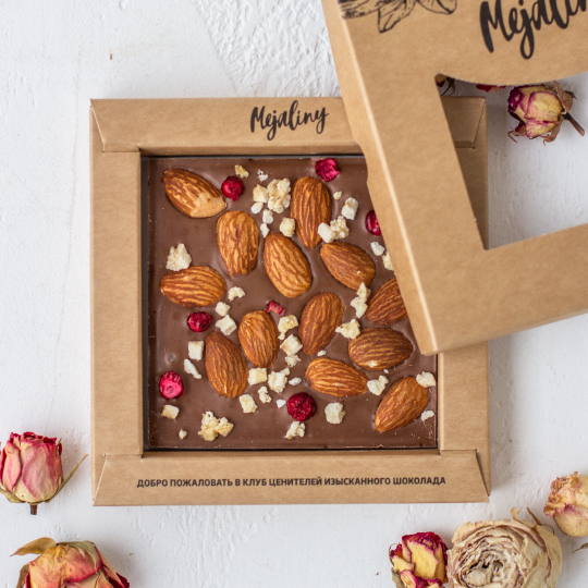 

Молочный шоколад 'Natural Sweet' - Миндаль, банан и брусника
