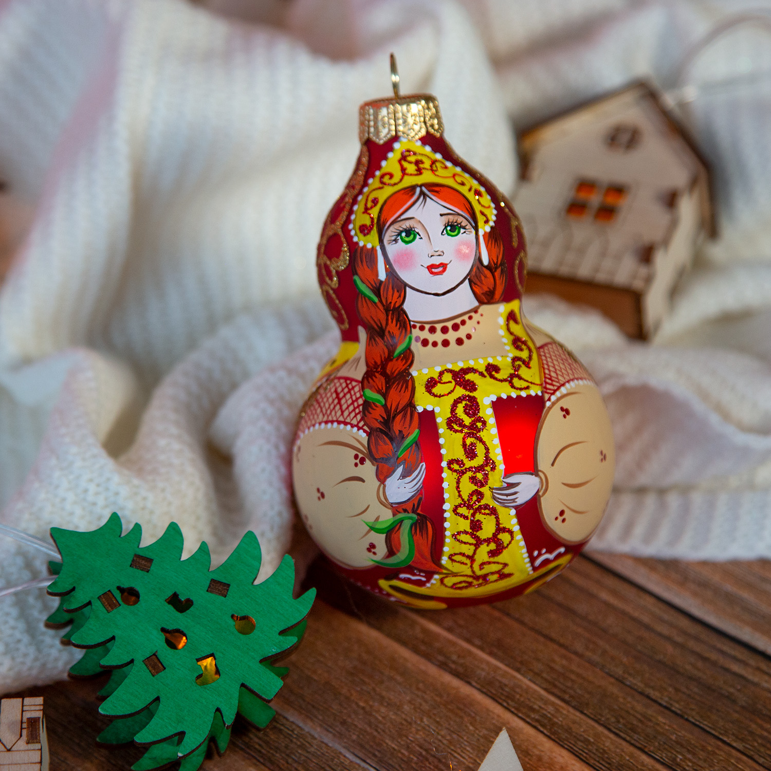 Игрушка елочная 'Девочка в русском сарафане'