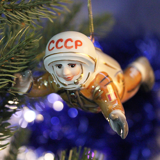 Игрушка елочная фарфоровая 'Космонавт'