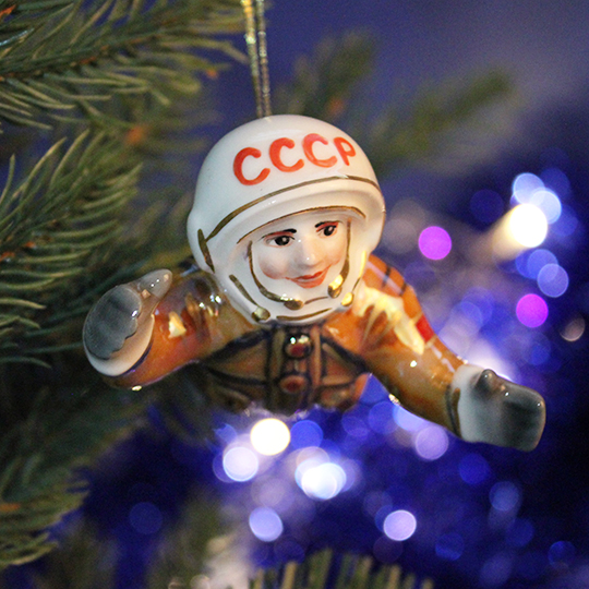 Игрушка елочная фарфоровая 'Космонавт'