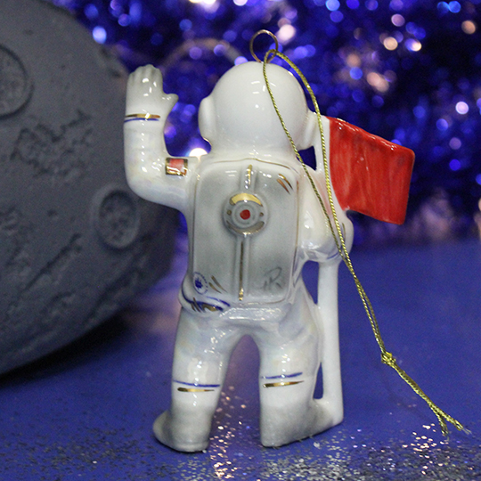 Игрушка елочная фарфоровая 'Космонавт с флагом'