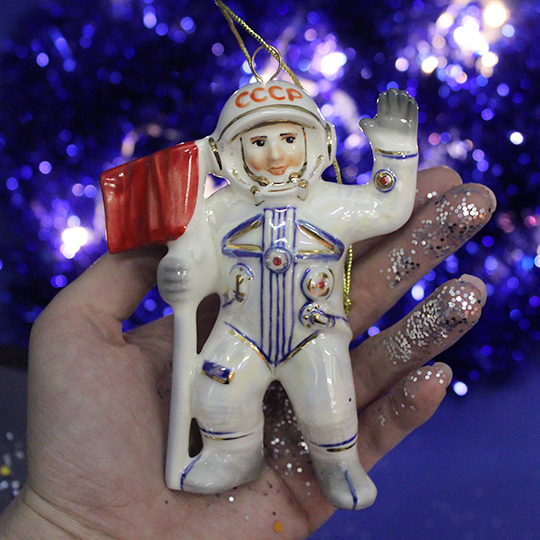 Игрушка елочная фарфоровая 'Космонавт с флагом'